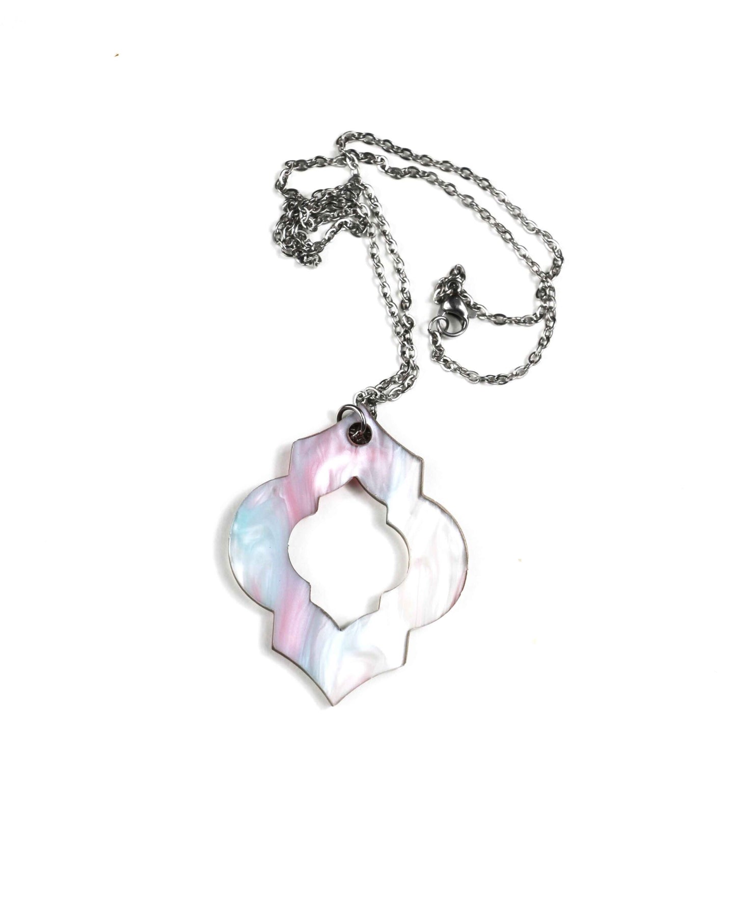 Collar geométrico marmolado en tonos pastel