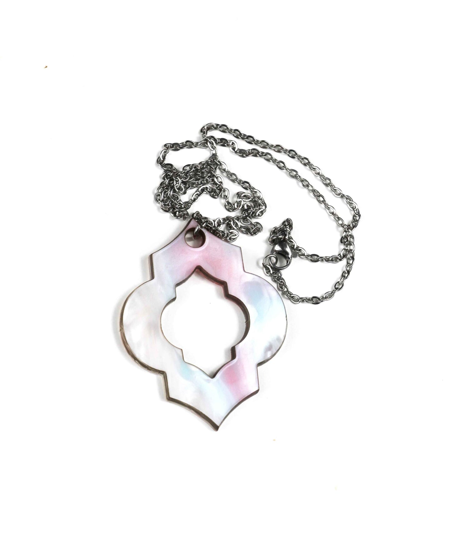 Collar geométrico marmolado en tonos pastel