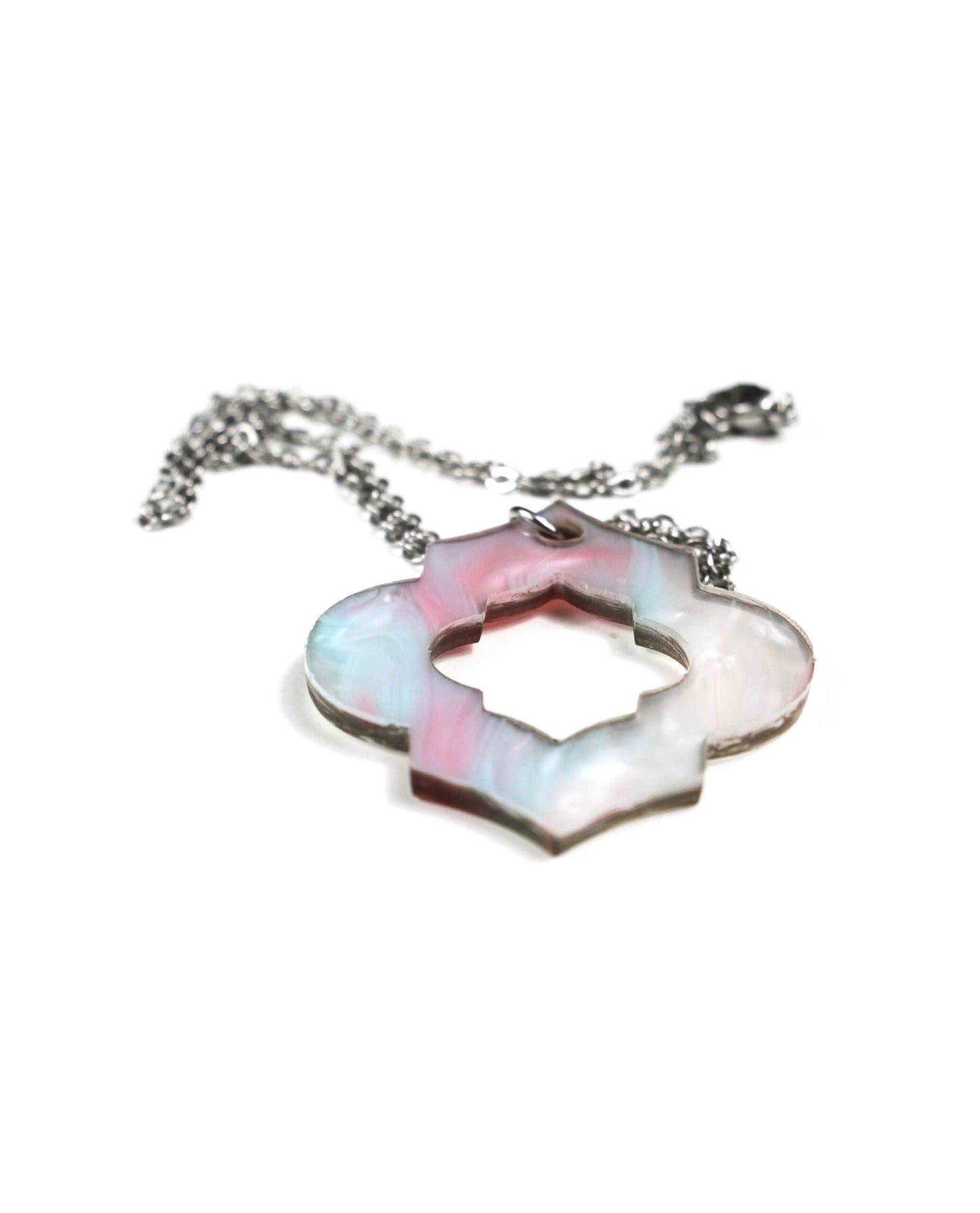 Collar geométrico marmolado en tonos pastel