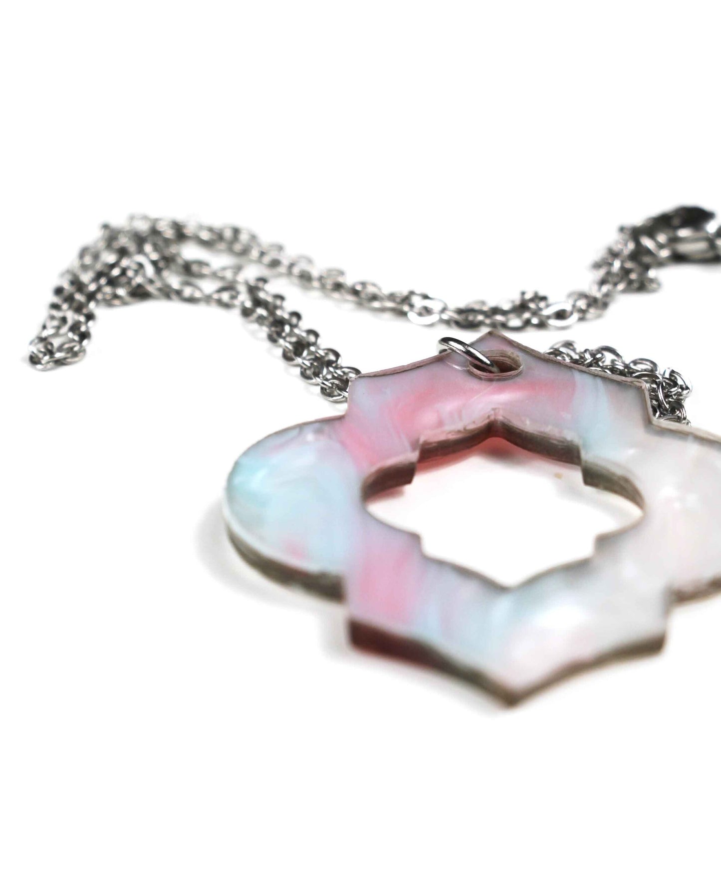 Collar geométrico marmolado en tonos pastel